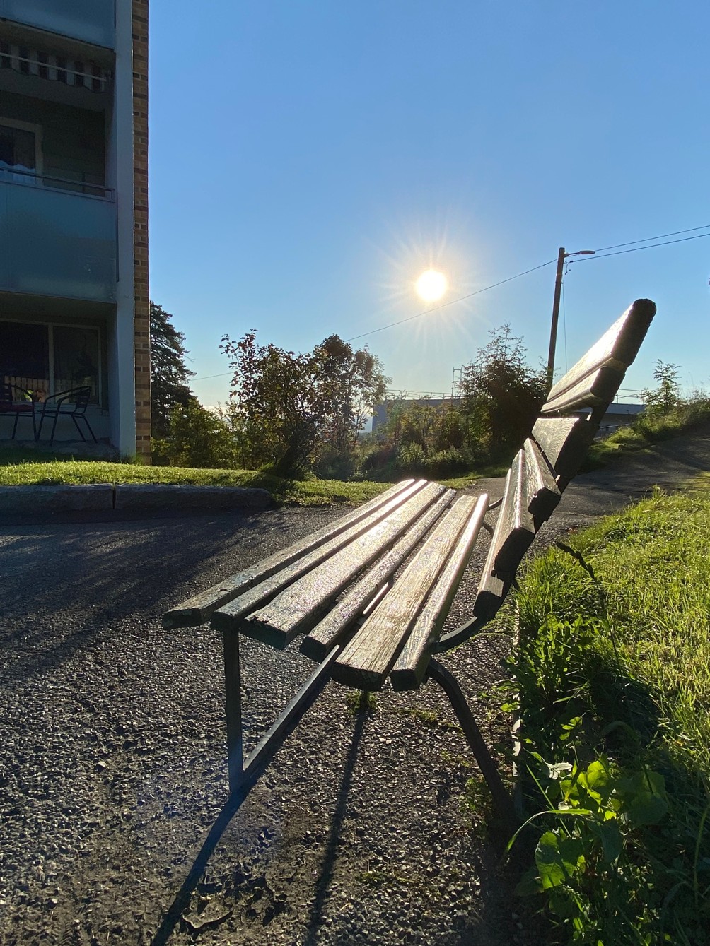 Benk og sollys i Askerlia