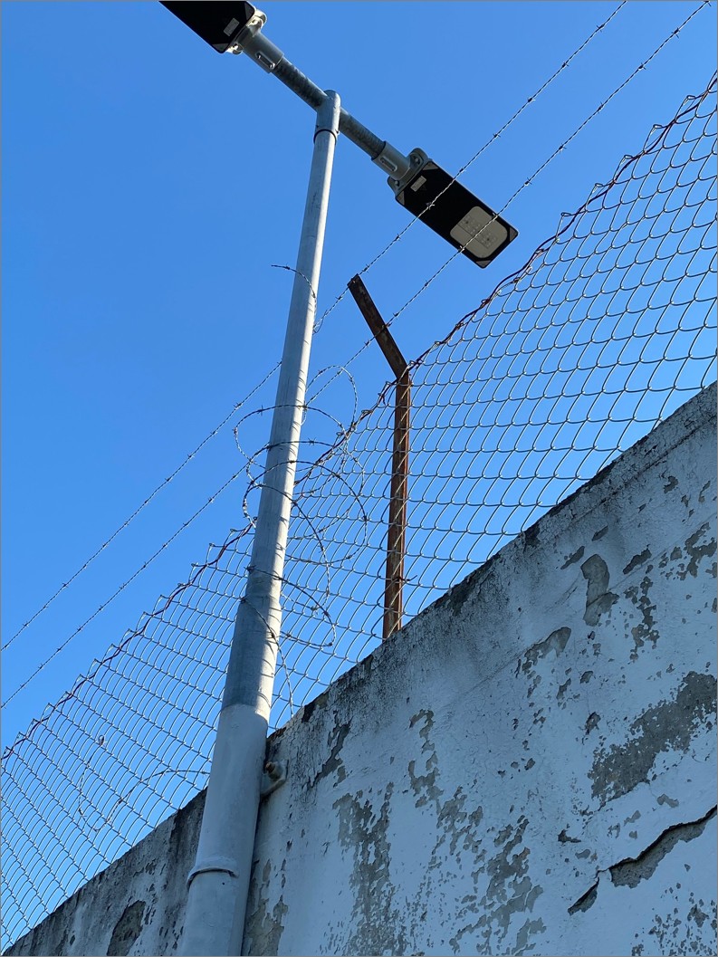Detalj fra område i Askerlia med gjerde og lysmast